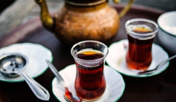 Çaji është një ndër pijet më të shëndetshme por ja mënyra se si e konsumojmë