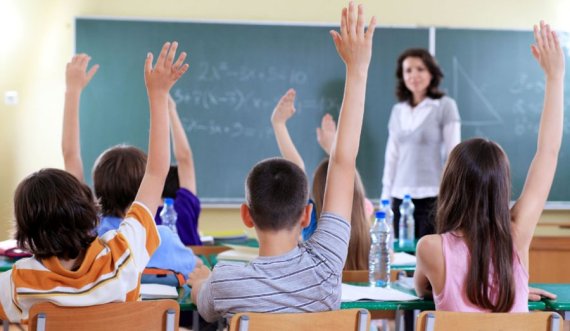 54.8% e mësuesve votojnë për ta pezulluar grevën në arsim/Nga e hëna fillon mësimi