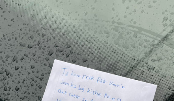 Kosovarit ia godit dikush veturën dhe ia lë letrën me shkrimin që do ju bëjë të qeshni me 