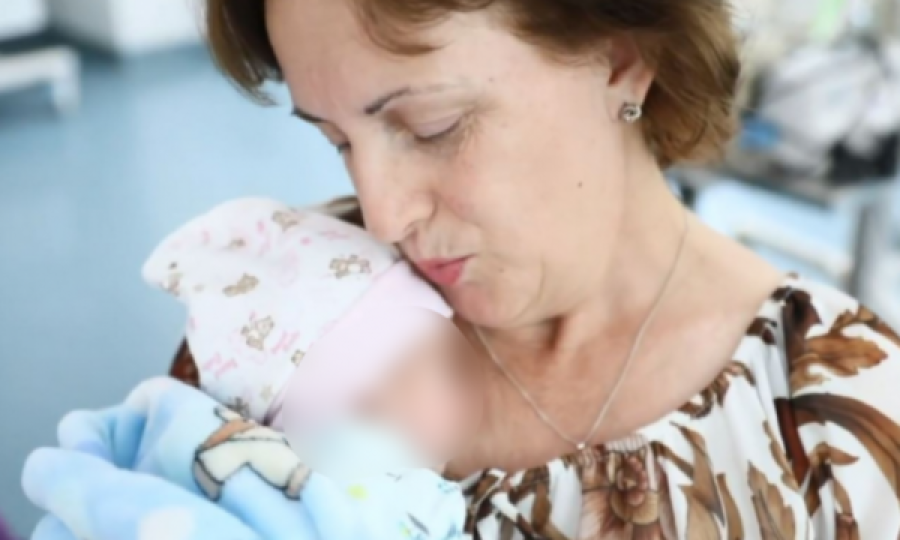 Ndodh mrekullia: 52-vjeçarja nga Prishtina bëhet nënë për herë të parë
