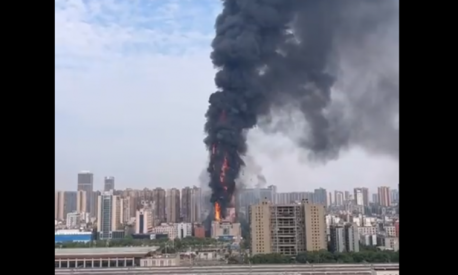 Pamje të trishtueshme, rrokaqielli kinez përfshihet nga zjarri