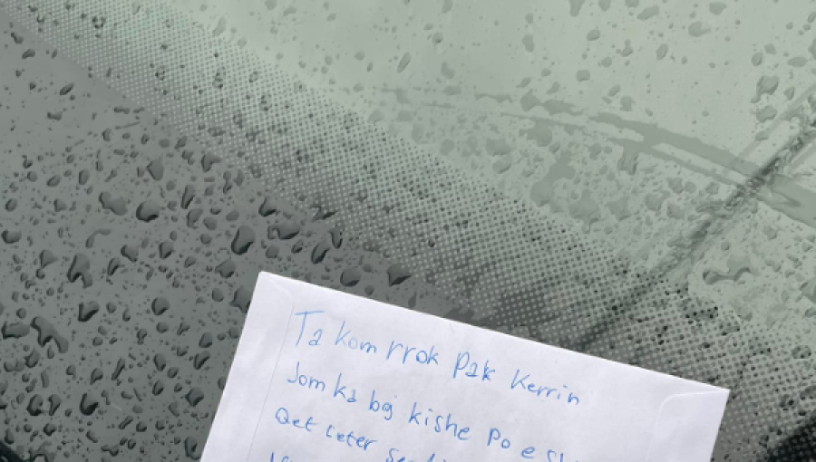 Kosovarit ia godit dikush veturën dhe ia lë letrën me shkrimin që do ju bëjë të qeshni me 