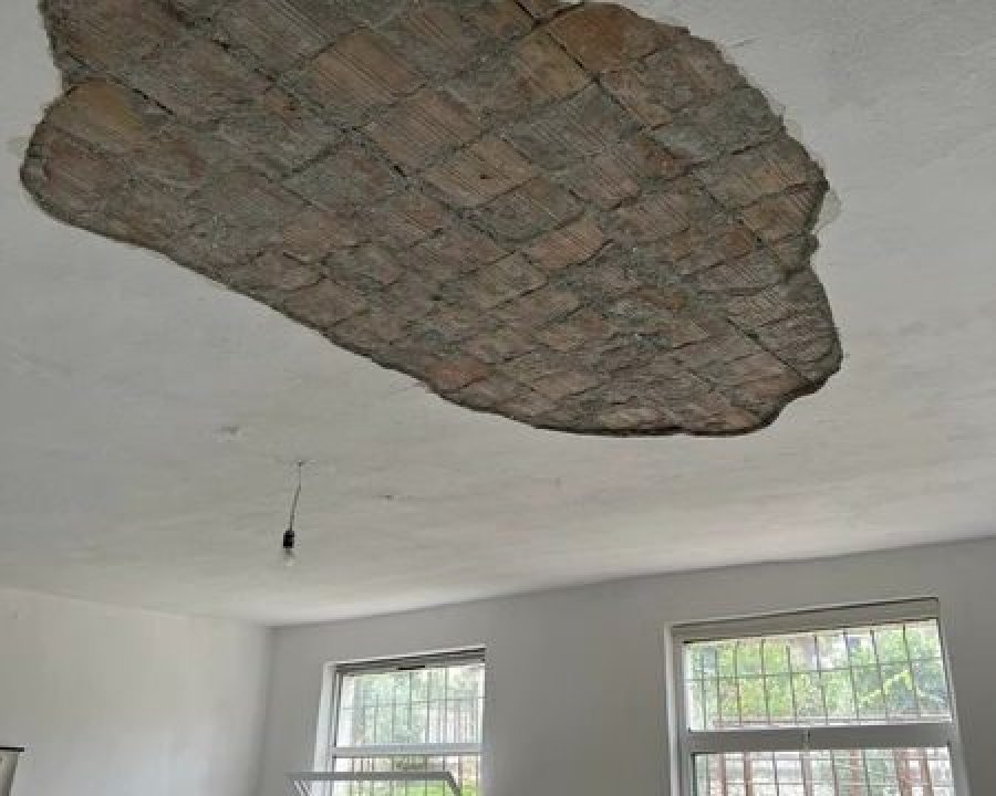 Bie tavani në një shkollë, shmanget tragjedia