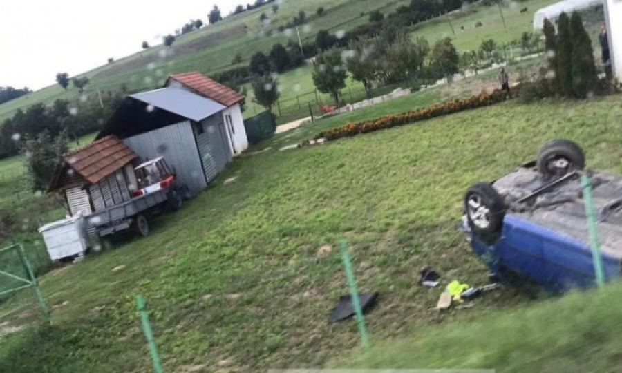 Nga aksidenti në trafik, vetura përfundon në oborrin e një shtëpie