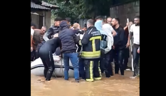 Një foshnje që evakuohet nga zjarrfikësit, spital i përmbytur, Gjakova në gjendje të rëndë pas vërshimeve