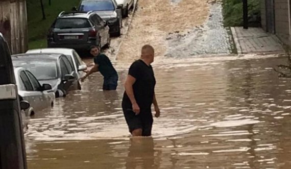 Pamje apokaliptike nga Gjakova, qyteti përmbytet nga shiu i rrëmbyeshëm