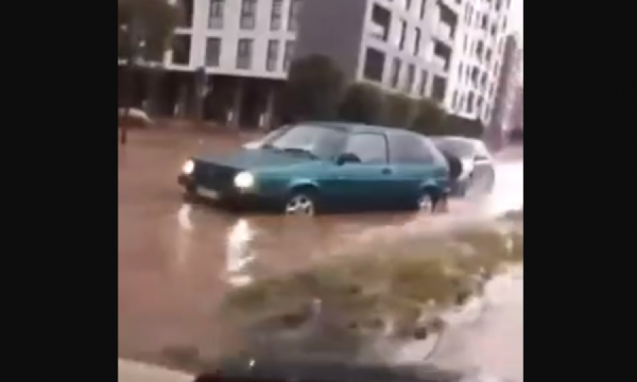 Shiu shkakton vërshime në Pejë, makinat mbesin rrugëve