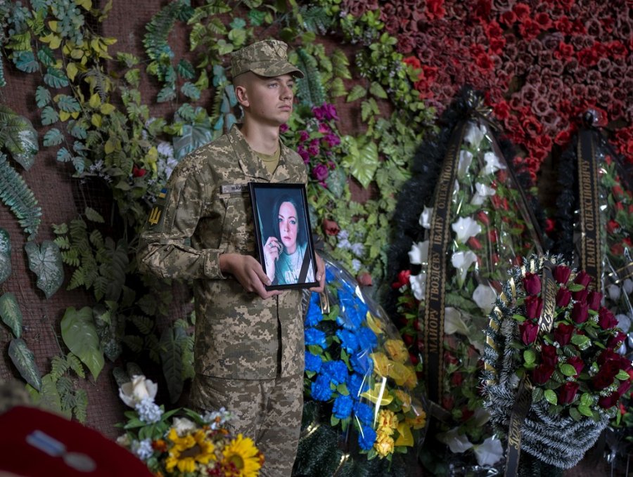 Ukraina i bën homazhe gruas ruse që luftoi në anën e ukrainasve