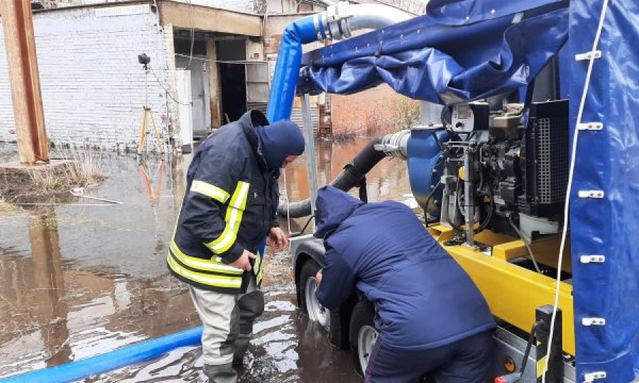Qeveria reagon pas vërshimeve në Gjakovë e Rahovec, dërgohet një njësi me pompa për tërheqjen e ujit