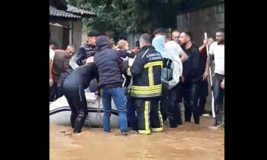 Një foshnje që evakuohet nga zjarrfikësit, spital i përmbytur, Gjakova në gjendje të rëndë pas vërshimeve