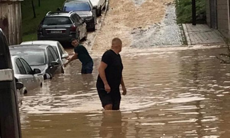 Pamje apokaliptike nga Gjakova, qyteti përmbytet nga shiu i rrëmbyeshëm