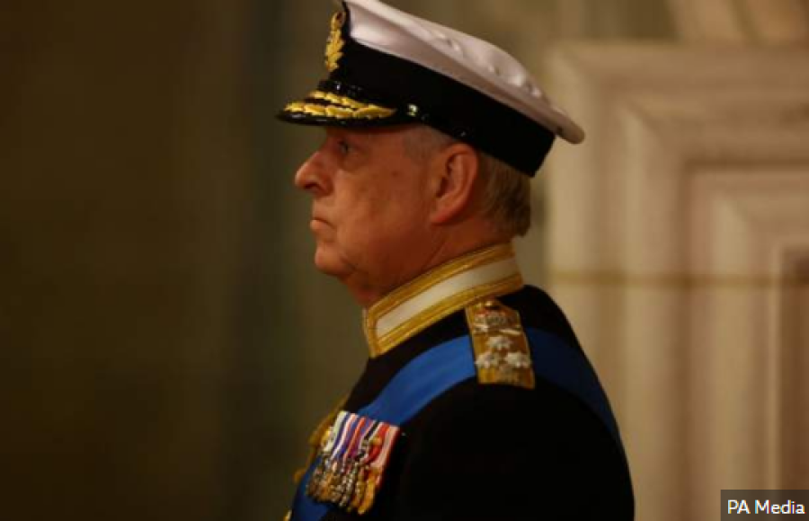 Princi Andrew nderon kujdesin dhe dhembshurinë e Mbretëreshës