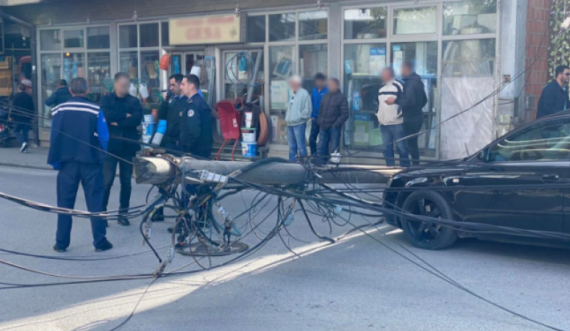 Policia thotë se tre persona u lënduan pasi shtylla elektrike ra mbi një veturë