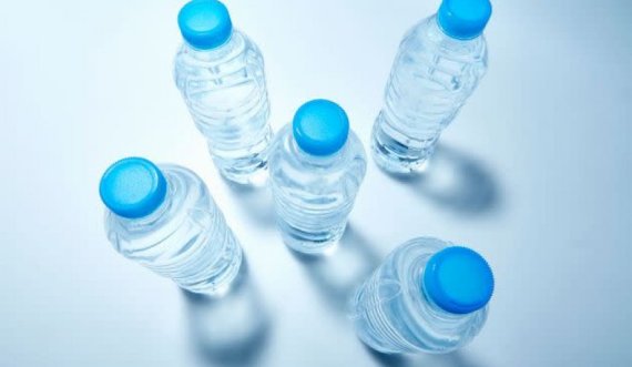 Ja pse nuk duhet t’i përdorim më shishet plastike për ujë
