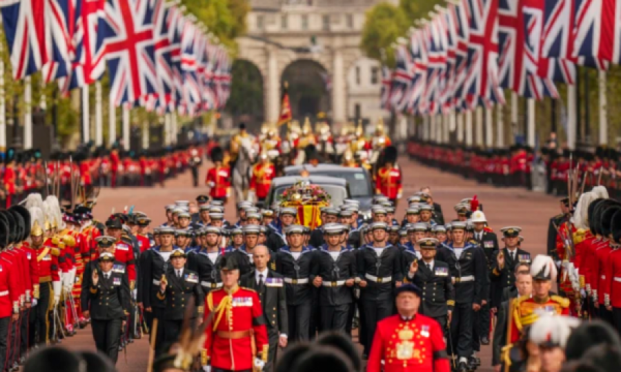 Më shumë se 250 mijë njerëz e panë nga afër funeralin e Mbretëreshës në Londër
