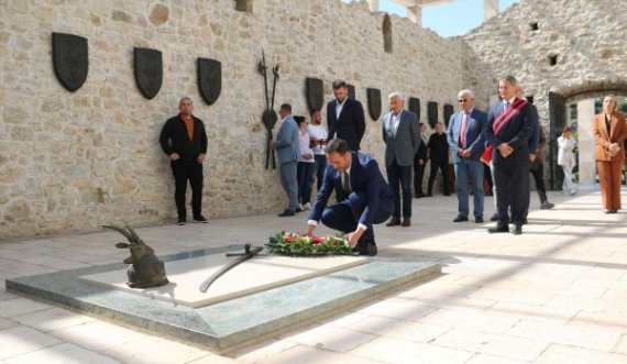  Konjufca vizitoi Lezhën dhe bëri nderime te Memoriali i Skënderbeut
