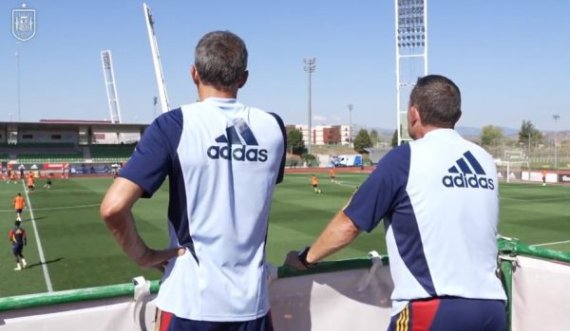 Spanja shkon në një tjetër nivel, Luis Enrique flet nga distanca me lojtarët me “walkie-talkie”