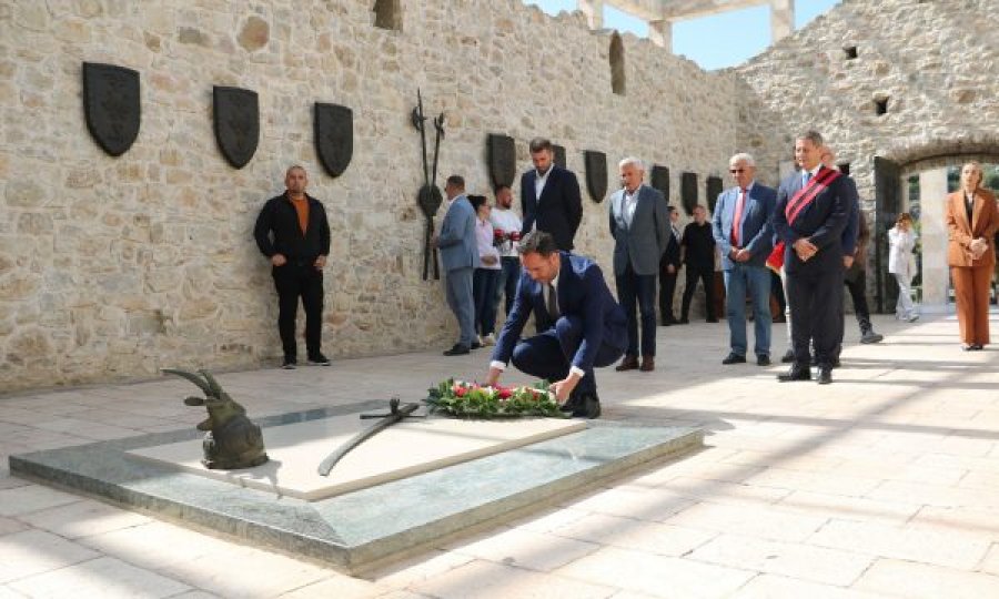  Konjufca vizitoi Lezhën dhe bëri nderime te Memoriali i Skënderbeut