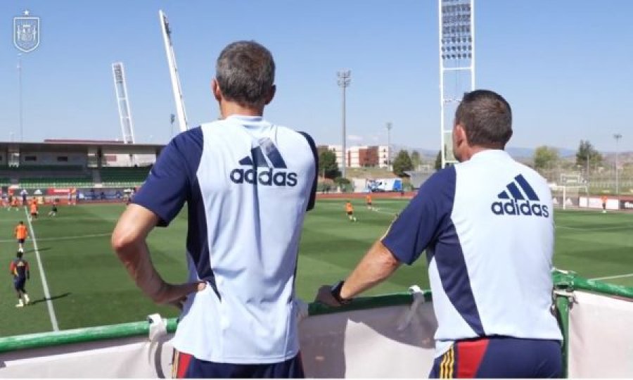 Spanja shkon në një tjetër nivel, Luis Enrique flet nga distanca me lojtarët me “walkie-talkie”