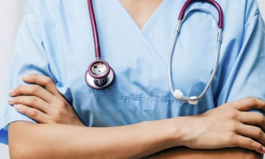 Vdes një infermiere në moshë të re nga Deçani