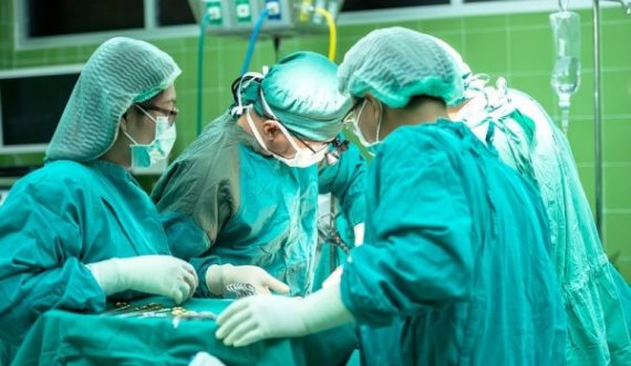 Kirurgët transplantojnë veshkën e parë të derrit të modifikuar në një njeri të gjallë