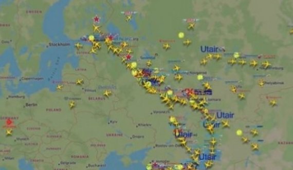 Pamje nga ajri: Qielli mbushet me aeroplanë rus, që po bartin njerëzit që po ikin nga Rusia