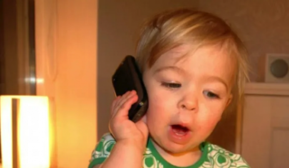 4-vjeçari telefonon Policinë për një detyrë në matematikë