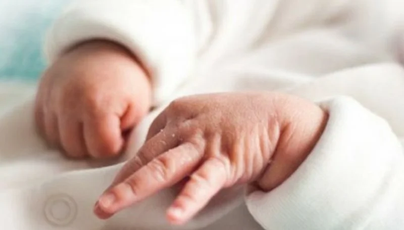 Ngjarje e rëndë në QKUK: Foshnja lind pa shenja jete, babai dyshon se fëmija u ndërrua me një tjetër
