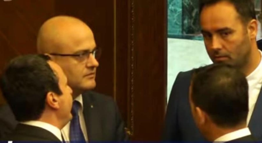 Haxhiu e Peci diskutim me Kurtin e Konjufcen