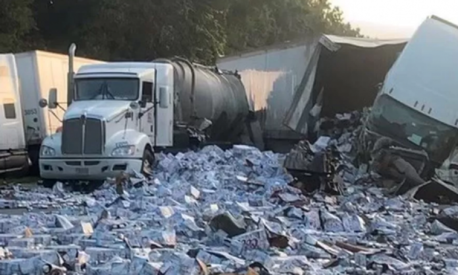 Përplasen pesë kamionë, pakot me birra mbulojnë autostradën