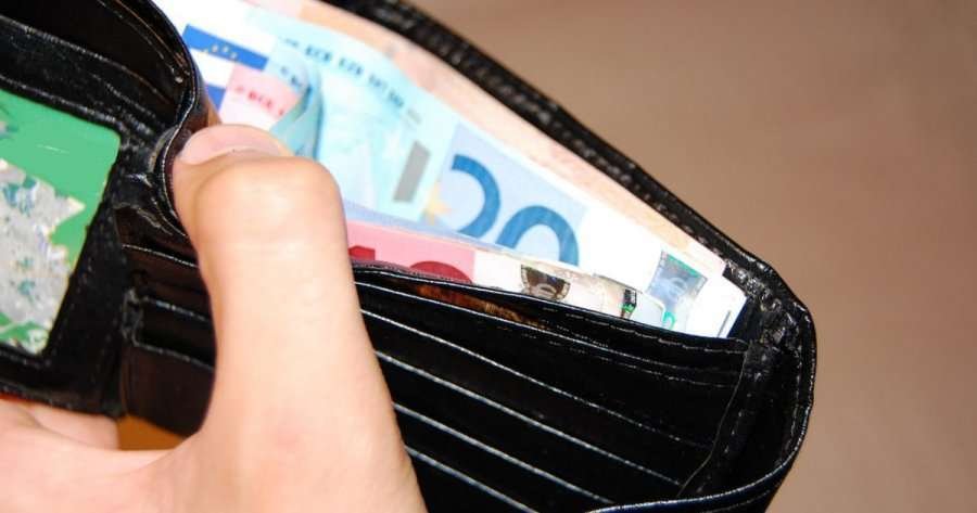 Gjakovë: Arrestohet një i mitur, ia vodhi një gruas portofolin me 1 mijë e 100 euro