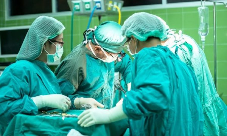Pajisja kirurgjikale e madhe sa pjata lihet në barkun e gruas për 1 vit e gjysmë