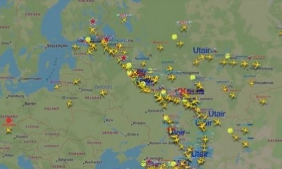 Pamje nga ajri: Qielli mbushet me aeroplanë rus, që po bartin njerëzit që po ikin nga Rusia