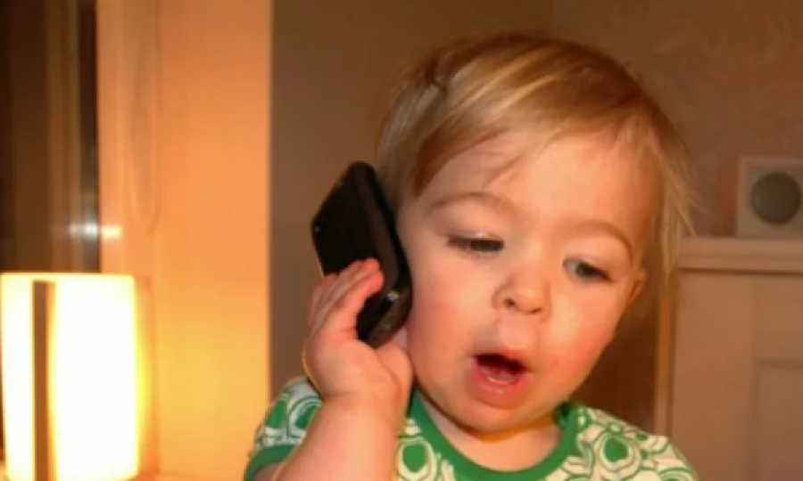 4-vjeçari telefonon Policinë për një detyrë në matematikë