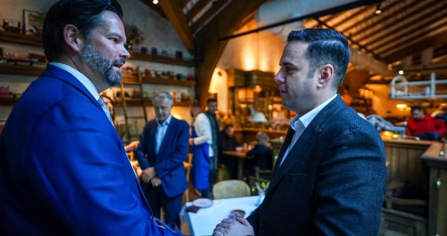 Abdixhiku takohet me eurodeputetin austriak: Miqtë e Kosovës sikurse Mandl janë të rrallë