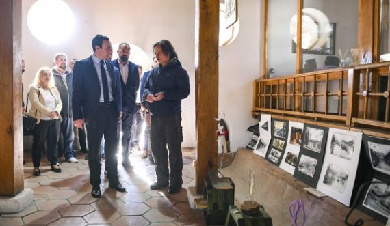 Kryeministri Kurti viziton Qendrën Informative të Turizmit dhe Mullirin e Haxhi Zekës në Pejë