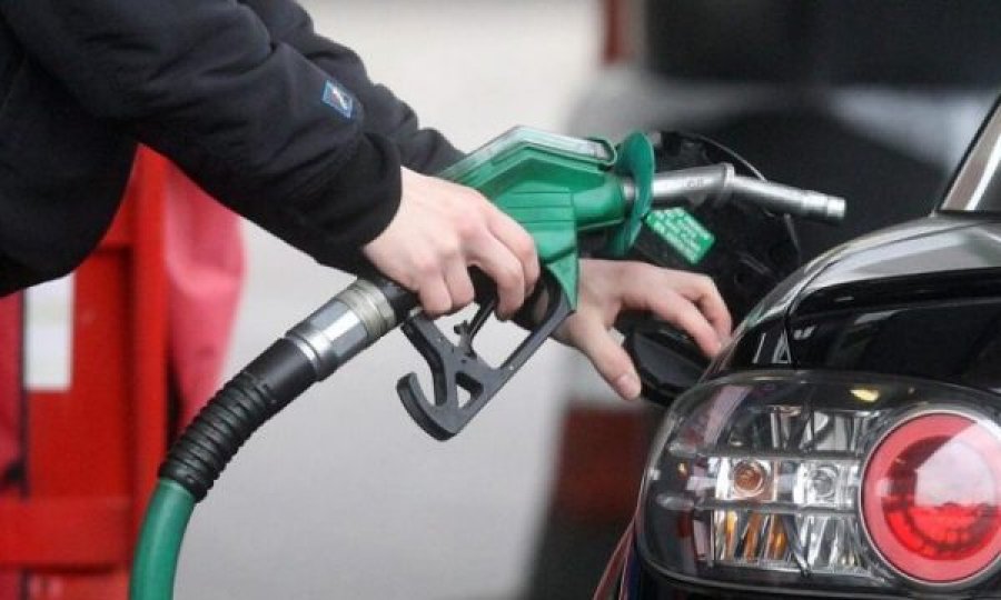 Çmimi i naftës bie për 1 cent, benzina mbetet njëjtë 