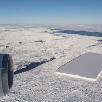 NASA zbulon në Antarktidë dy ajsbergë në formë katrori