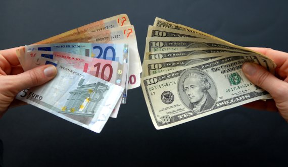 Tronditet tregu valutor, dollari “zëvendëson” euron