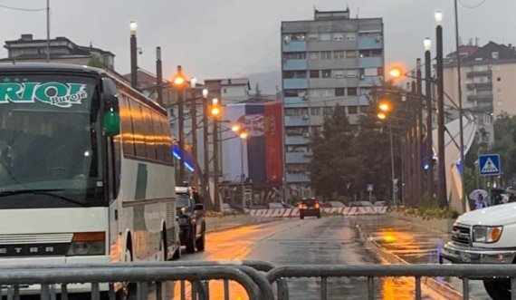 Provokojnë serbët: Vendosin një flamur të madh të Serbisë tek 'Ura e Ibrit'