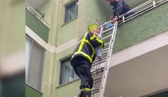 Tiranë/ Foshnja bllokohet në shtëpi, zjarrfikësit e nxjerrin nga ballkoni 