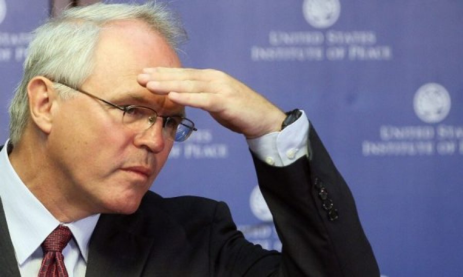 “Askush s’duhet të nënshkruajë asgjë me Rusinë”, Hill thotë se po pret shpjegime nga Beogradi