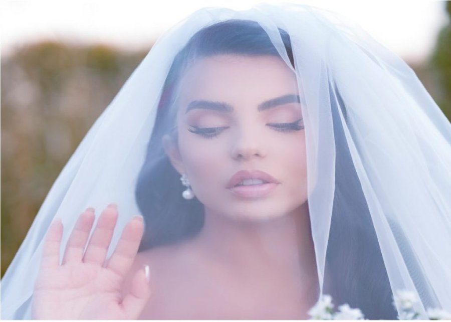 Flori Mumajesi zbulon “sekretin” e Arminës në dasmën e saj