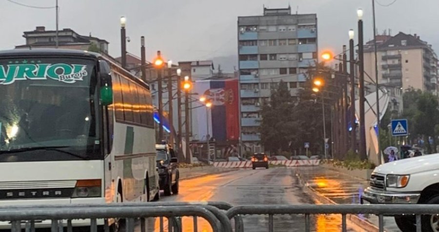 Provokojnë serbët: Vendosin një flamur të madh të Serbisë tek 'Ura e Ibrit'