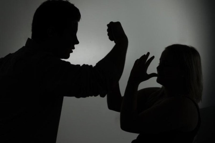 Rast i rëndë i dhunës në një familje në Gjilan: Burri narkoman tenton ta ngufat gruan, e kërcënoi edhe me vrasje