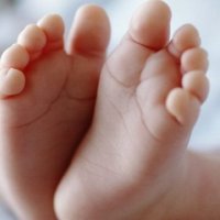 U arrestua për dhunë ndaj foshnjes, lirohet babai shqiptar, e “shpëton” gruaja