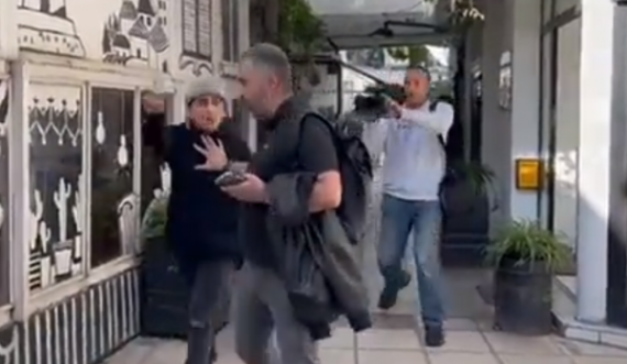 Intervista që trazoi Serbinë, protestuesi shkelmon kryeredaktorin e tabloidit të Vuçiqit