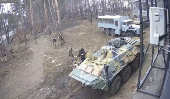 Pamje rrëqethëse: Për 6 orë, makinat e civilëve u qëlluan nga ushtarët rus afër Kievit