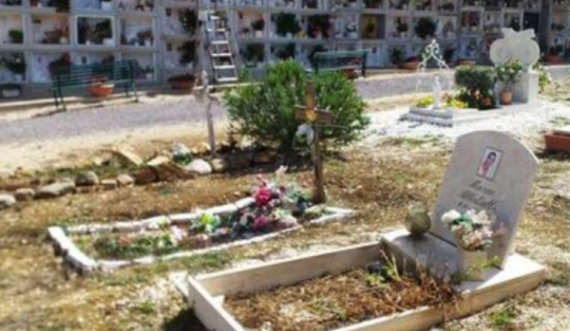 Qau për 33 vite mbi varrin e dikujt tjetër pasi kujtonte se ishte i babait të saj