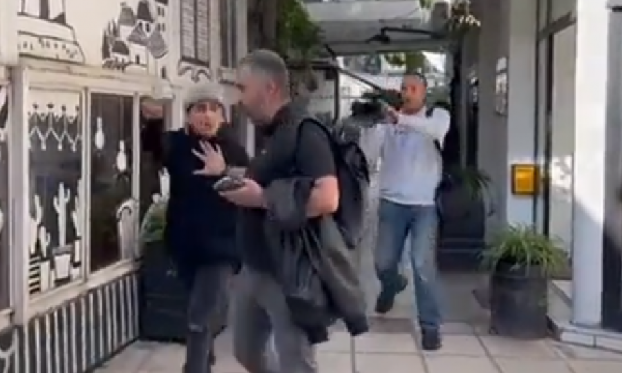 Intervista që trazoi Serbinë, protestuesi shkelmon kryeredaktorin e tabloidit të Vuçiqit